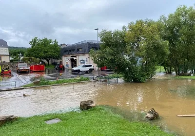Nettoyage après les inondations dans la commune