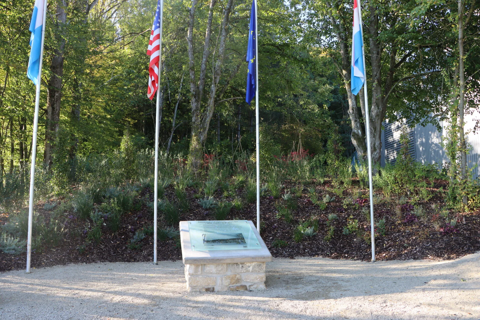 Eist neit Monument zum Krichsgefaangenelager _Am Wëllemslach_